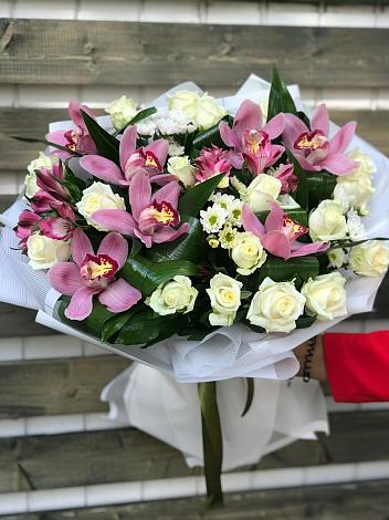 Букет цветов из: Розы и Хризантемы в Западный
