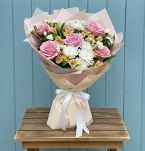 Букет цветов из:  Гвоздики, Орхидеи и Розы в Западный