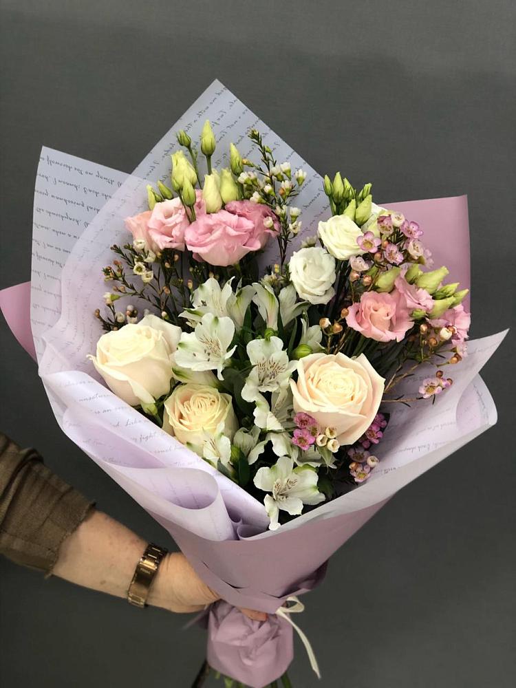 Букет цветов из: Альстромерии, Розы и Лизиантусы в Западный