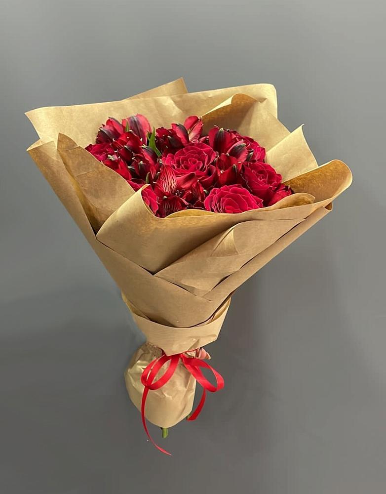 Букет цветов из: Альстромерии и Розы в Западный