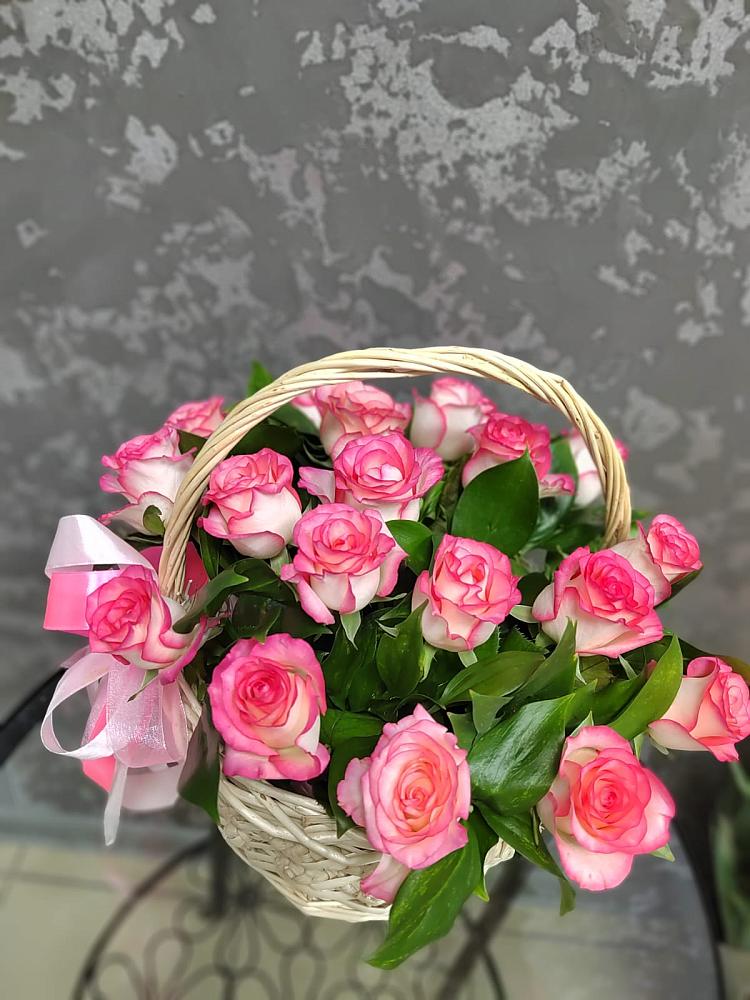 Цветочная композиция из Розы в корзине в Западный