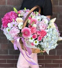 Композиция солнечный день в Западный Цветочная композиция из Розы, Хризантемы, Пионы и Лизиантусы в корзине в Западный
