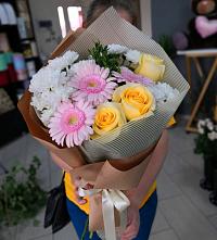 Букет цветов из:  Герберы, Розы и Хризантемы в Западный