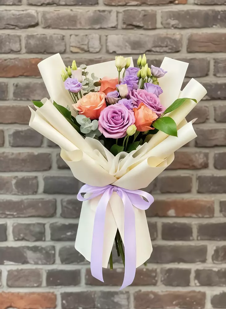 Букет цветов из: Лизиантусы и Розы в Западный