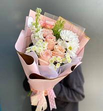 Букет цветов из:  Хризантемы и Розы в Западный