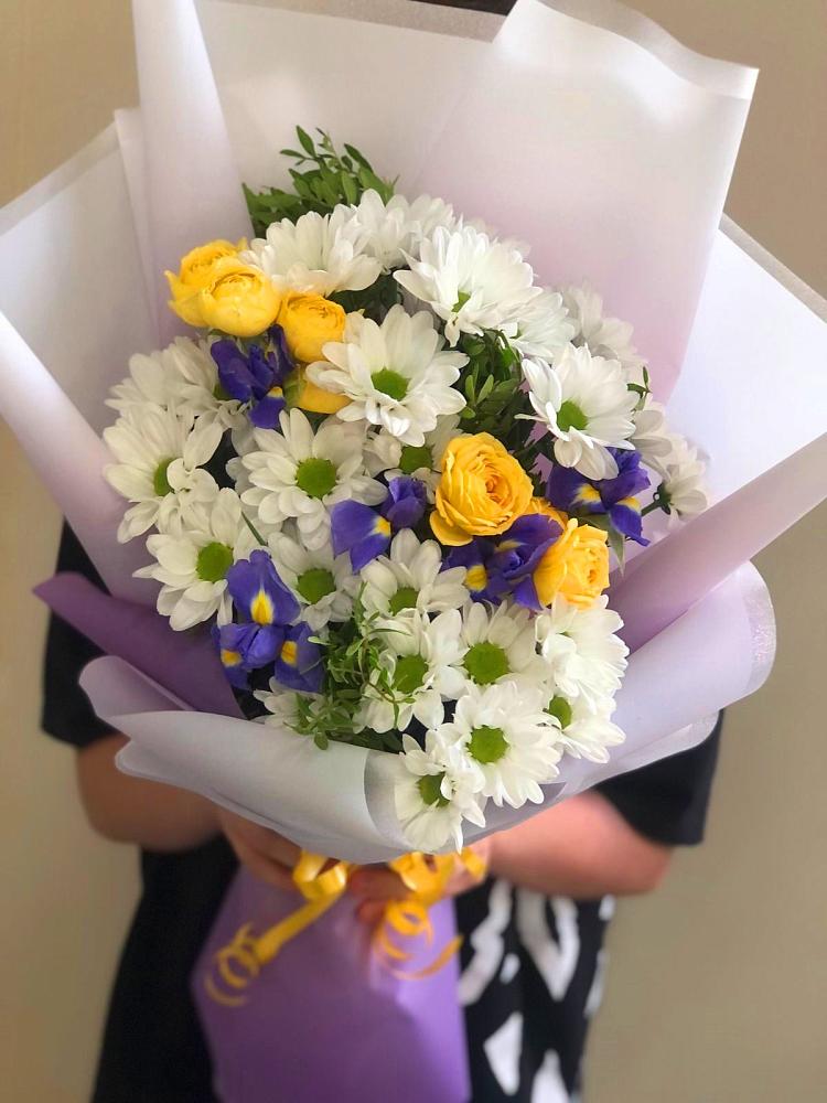 Букет цветов из: Ирисы, Хризантемы и Розы в Западный