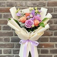 Букет цветов из:  Лизиантусы и Розы в Западный