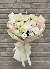 Букет цветов из:  Гвоздики, Розы, Лизиантусы и Хризантемы в Западный