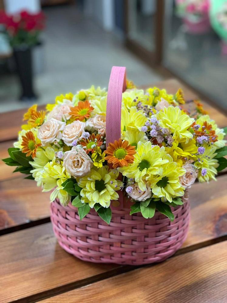 Цветочная композиция из Хризантемы и Розы в корзине в Западный