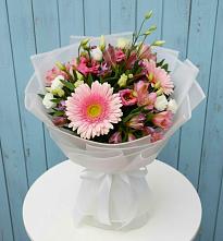 Букет цветов из:  Герберы, Альстромерии и Лизиантусы #REPLACE_PRED# Западный