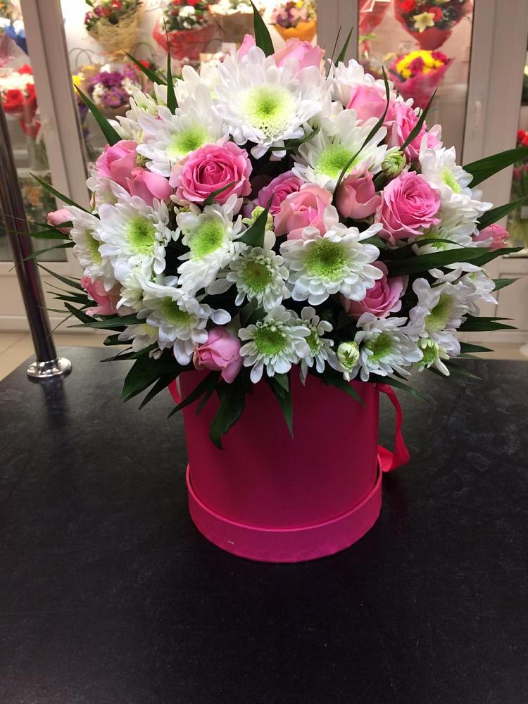 Цветочная композиция из Розы и Хризантемы в шляпной коробке в Западный