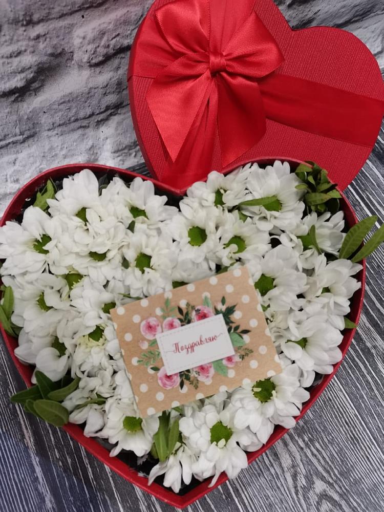 Цветочная композиция из Хризантемы в виде сердца в Западный