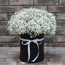 Цветочная композиция из Гипсофила в шляпной коробке в Западный