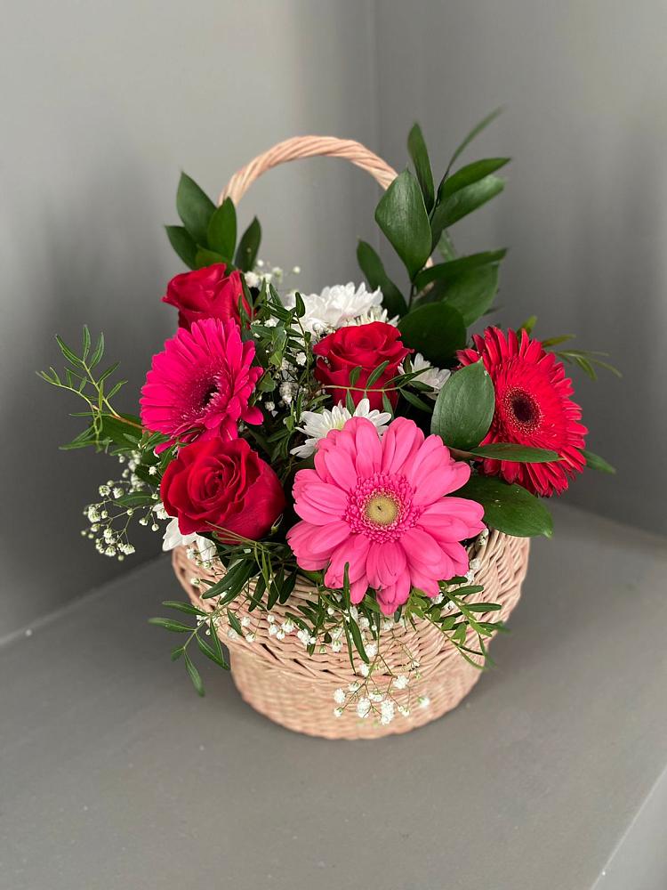 Цветочная композиция из Розы, Хризантемы и Герберы в корзине в Западный