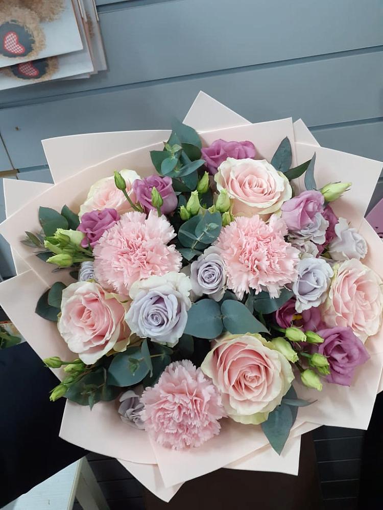 Букет цветов из: Розы, Гвоздики и Лизиантусы в Западный