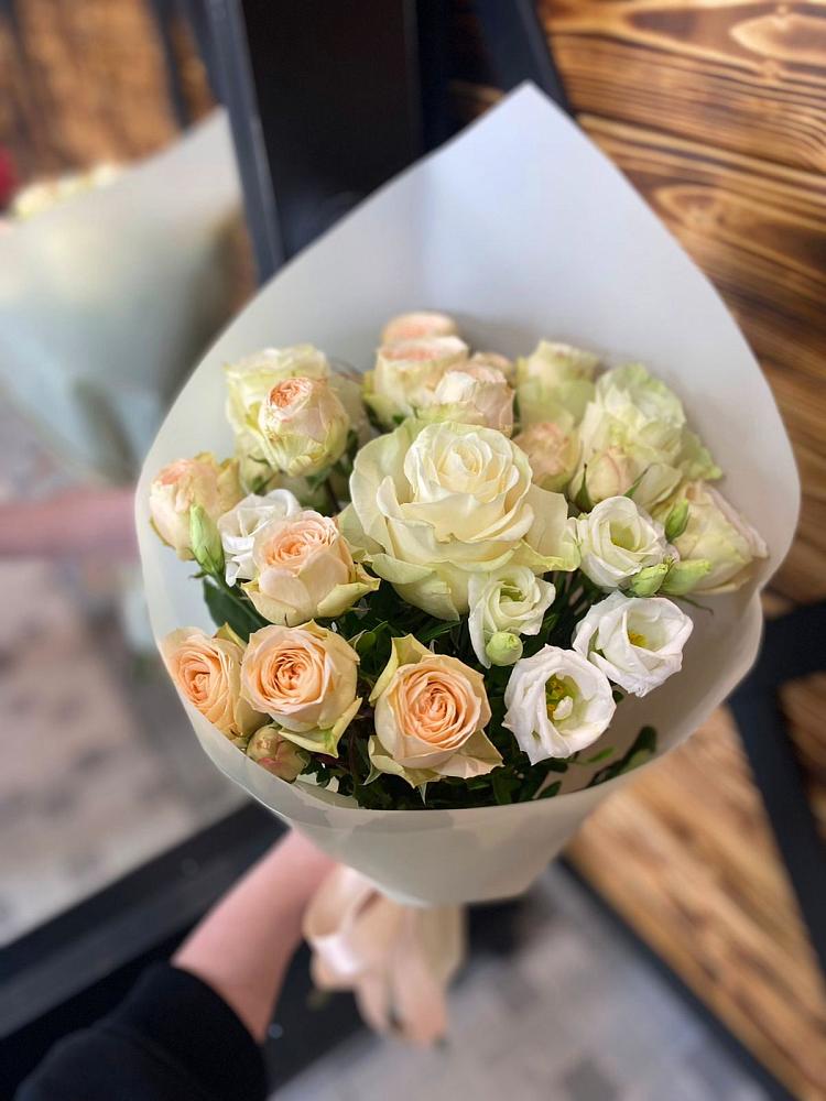 Букет цветов из: Розы и Лизиантусы в Западный